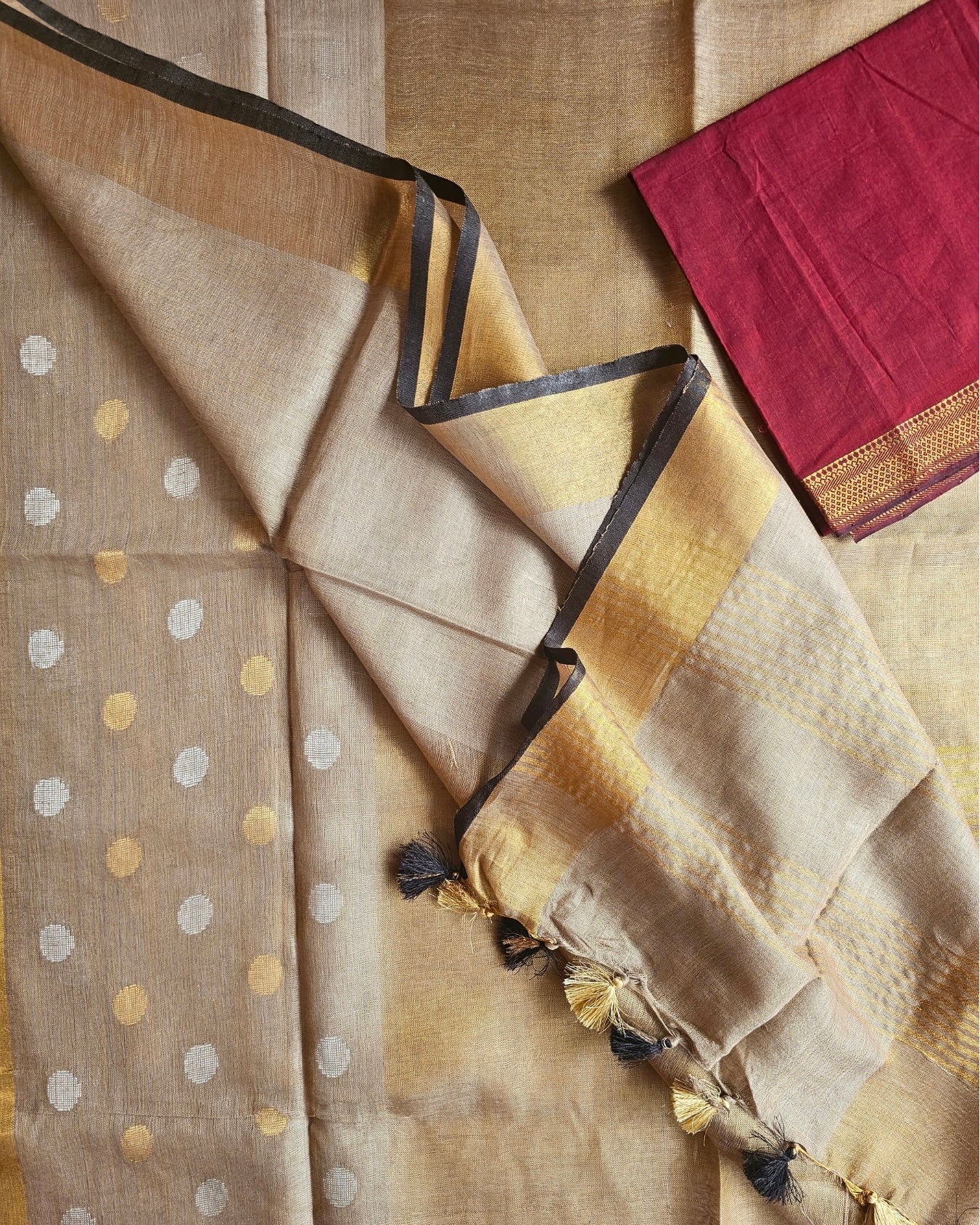 Umrao Jaan Linen Zari Saree with Mangalgiri Cotton Blouse - House of Amayra